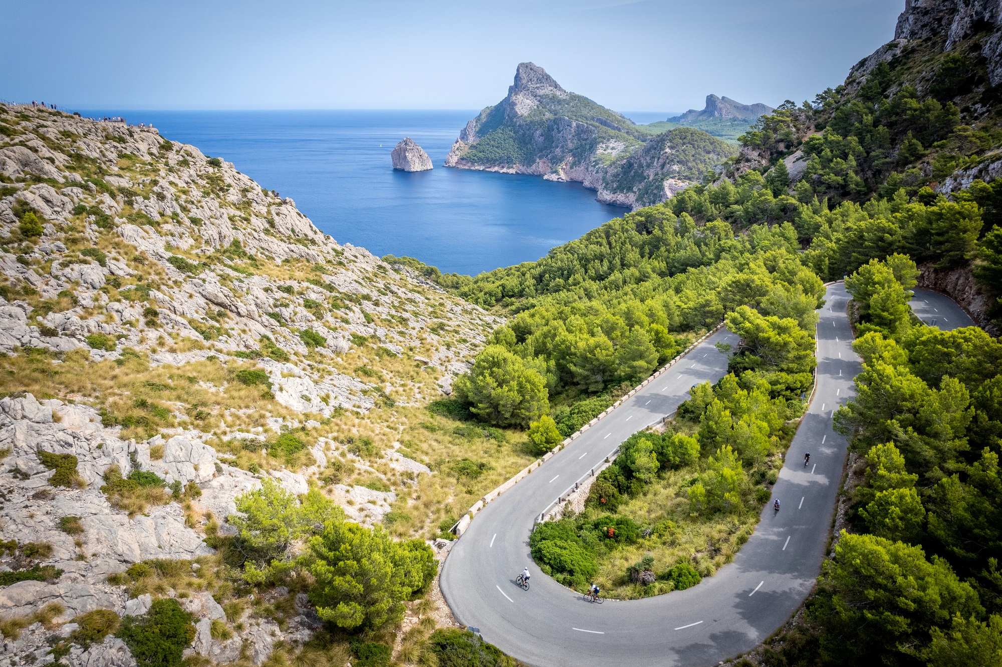 Hairpin road with the ocean in the background