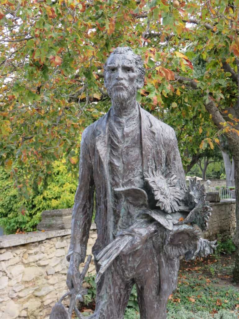 Saint Paul de Mausole - statue of Vincent van Gogh