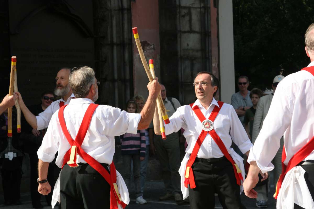 Street performers in Prague