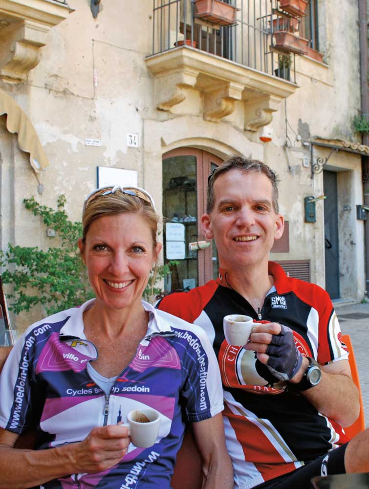 Biking couple drinking coffee in Italy
