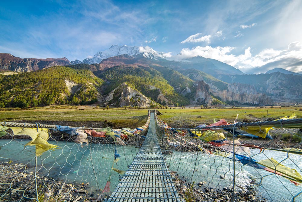 Pod suspendat pietonal peste un râu din Nepal