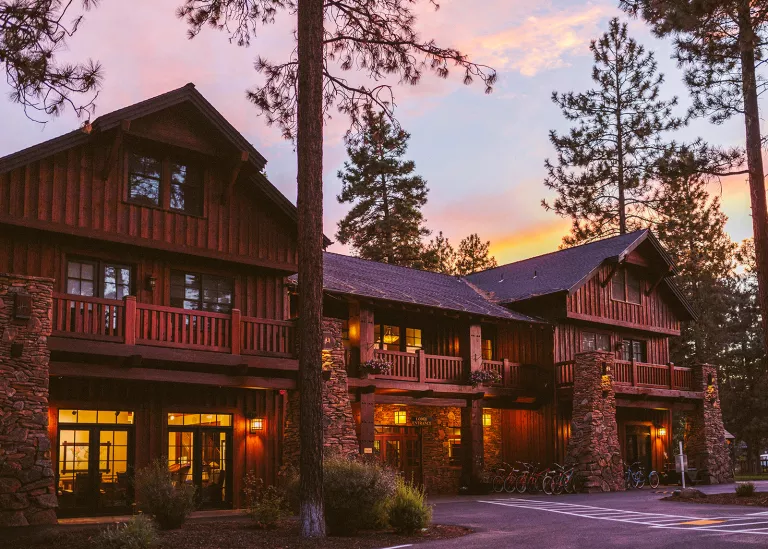 Exterior Five Pine Lodge