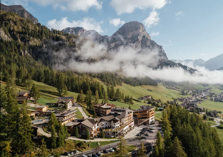 Hotel Kolfuschgerhof surroundings and mountains