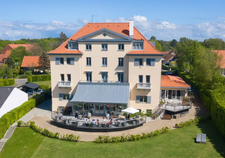 Outdoor view of hotel building with outdoor patio