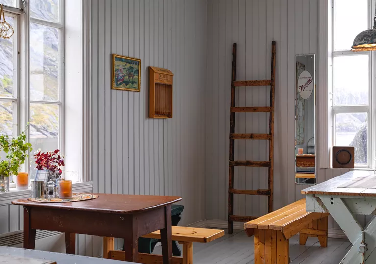 Indoor cabin lounge with tables and wooden benches