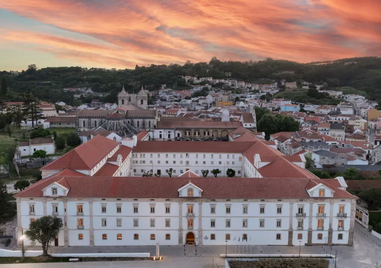 Hotel Montebelo Mosteiro Alcobaca in front on the sunset