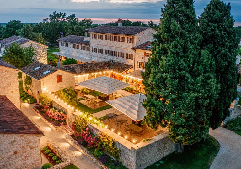 birds eye view of hotel grounds