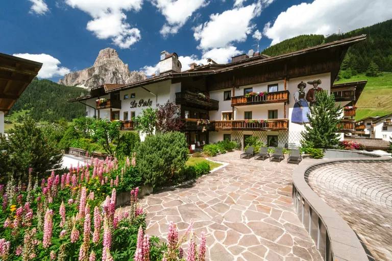 exterior of hotel la perla