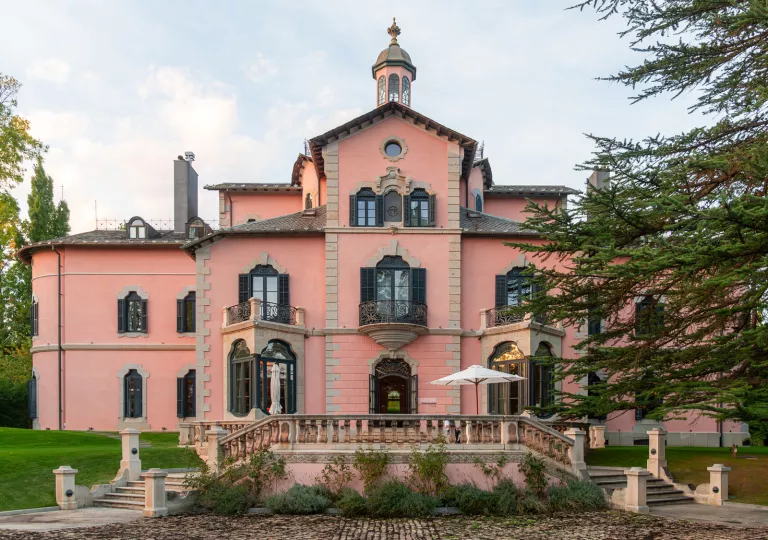 Front view of castle-like building with two small stairways on either side