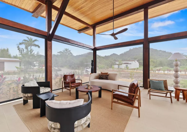 Outdoor patio with a see-through screen, with chairs and tables