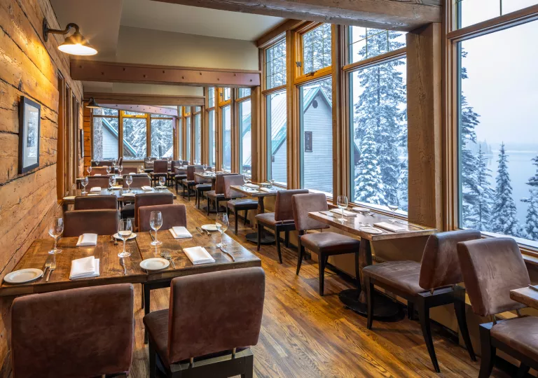 Cabin restaurant with leather chairs and square dining tables