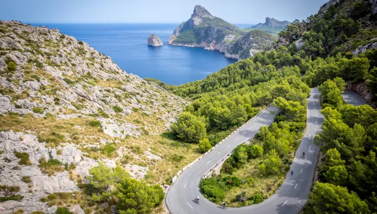 Hairpin road with the ocean in the background