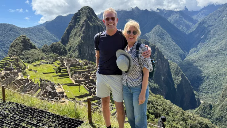 Man and woman hugging in front of Machu Picchu
