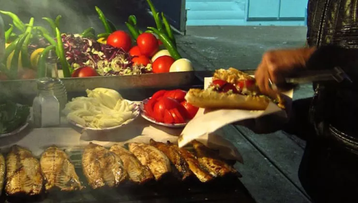 Locals-keeps-the-grills-fired-up-well-into-the-night-in-hopes-of-landing-a-few-more-hungry-passersby