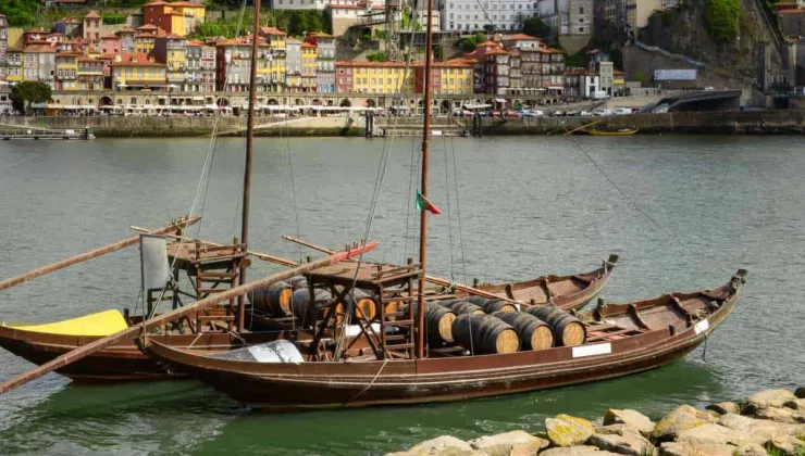 Douro River Rabelo boat shipping wine / licence: Shutterstock