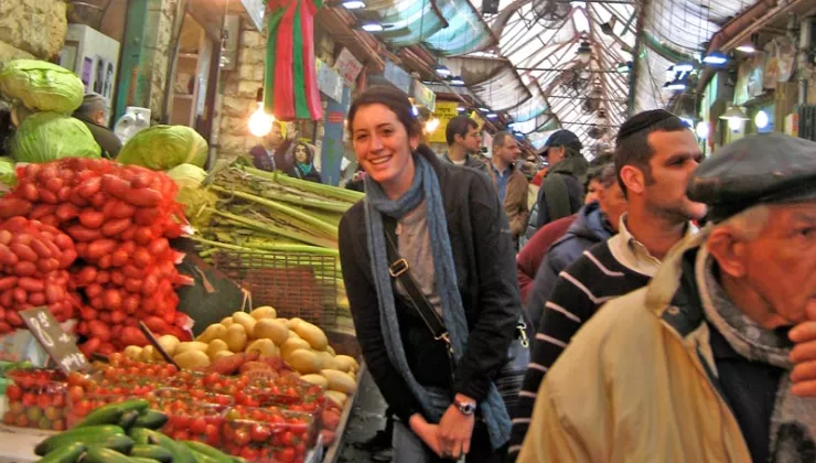 Backroads leader Hannah Teitelbaum in an Israeli marketplace