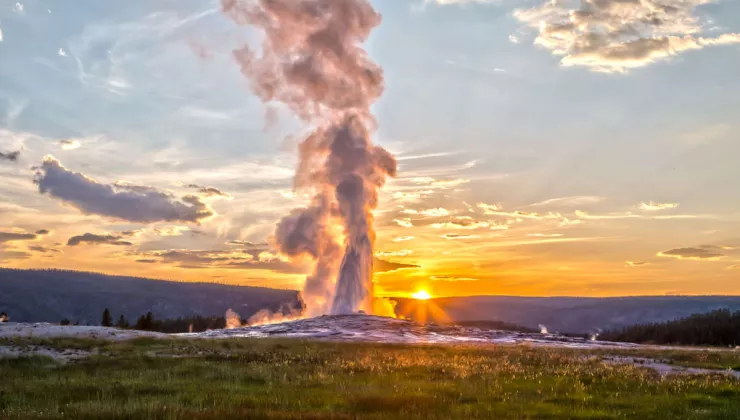 Yellowstone geyser - Backroads Travel