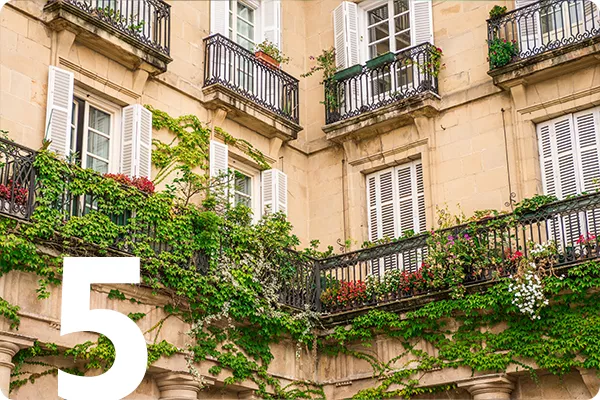 text: 5; image: building covered in vines in Spain