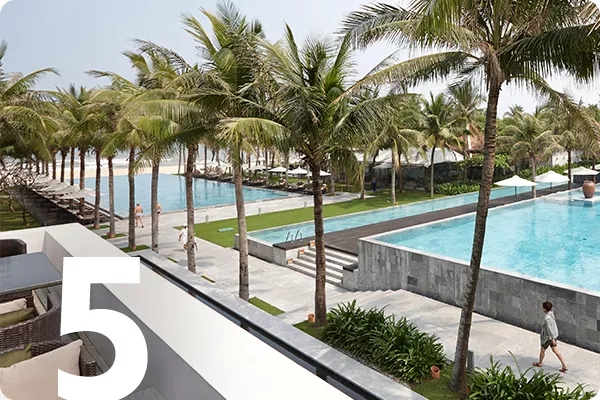 text:5; image: pools surrounded by palm trees