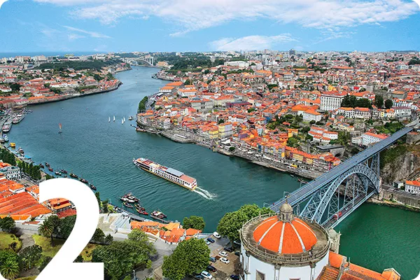 The river and red-roofed homes of Duoro