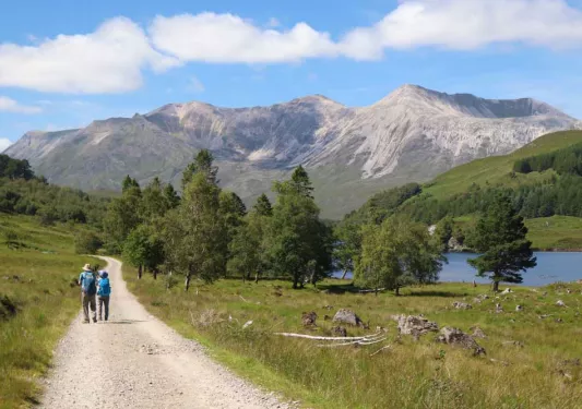 Scotland Walking & Hiking Tour - Hikers and Loch