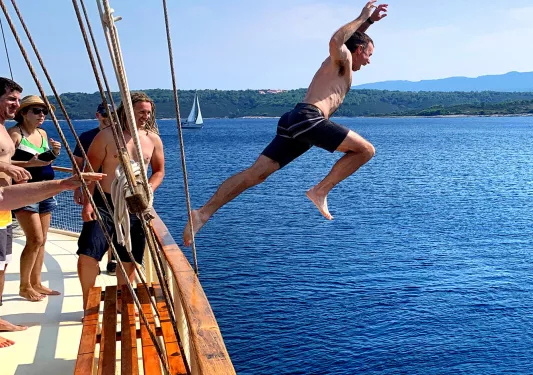 Guests jumping off boat.