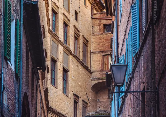 Shot of Italian alleyway, tall buildings.