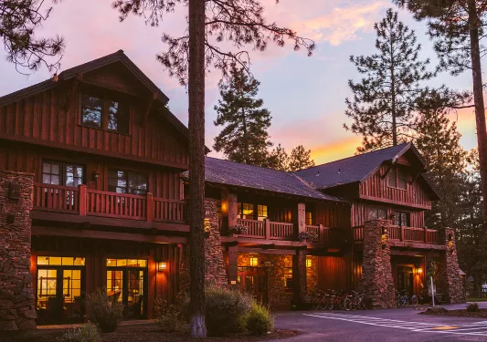 Exterior Five Pine Lodge