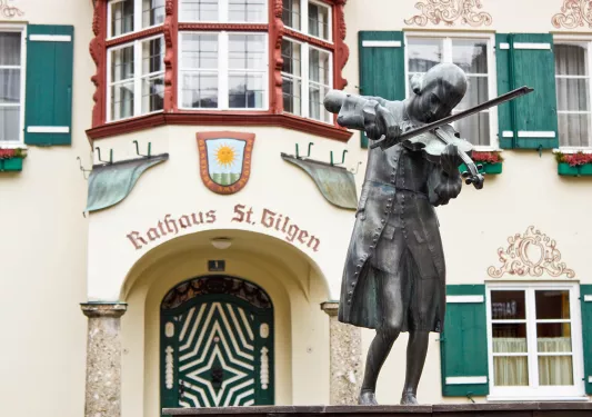 Statue of a young person playing the violin.
