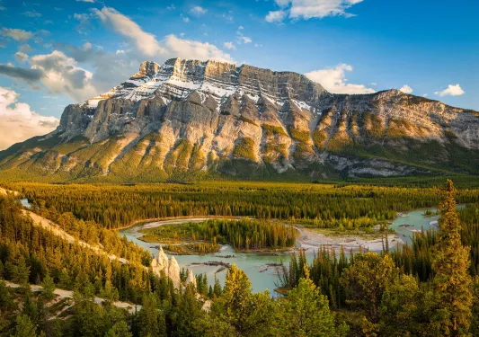 Wide shot of Hoodoos Viewpoint.