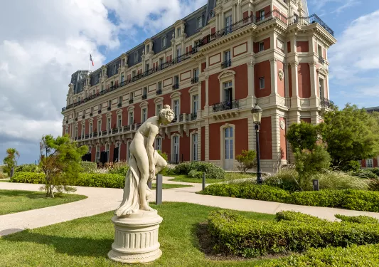 Wide shot of the Hôtel Du Palais Biarritz courtyard.