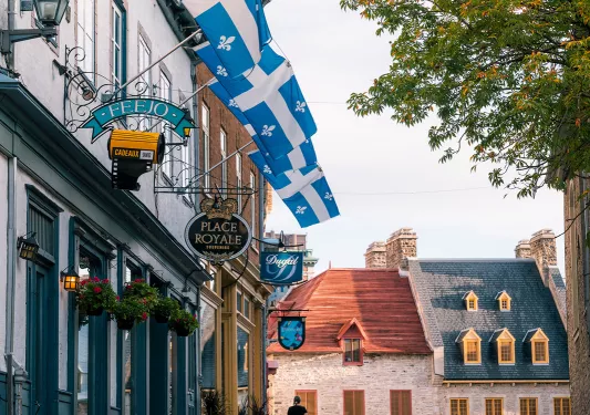 Storefront shot of the "PLACE ROYALE".
