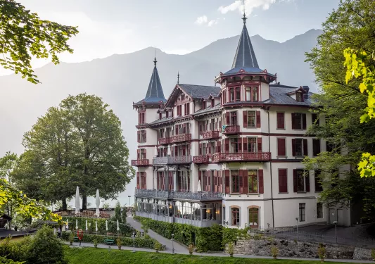 Wide shot of the Grandhotel Giessbach.
