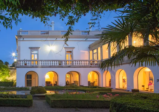 Exterior view of hotel Quinta das Lágrimas at night.