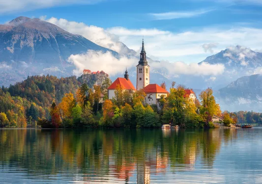 Famous alpine Bled lake (Blejsko jezero) in Slovenia, amazing autumn landscape. 