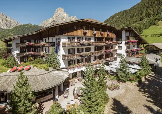 Exterior view of Hotel La Perla