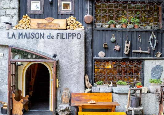 Storefront shot of "LA MAISON DE FILIPPO".