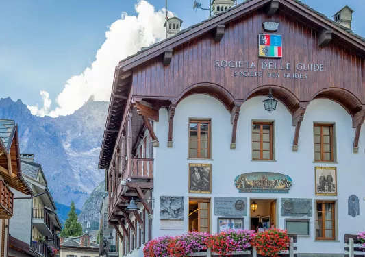 Storefront shot of "SOCIETA DELLE GUIDE".