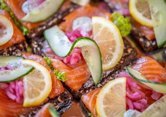 Bread thins with salmon, lemon and cucumber