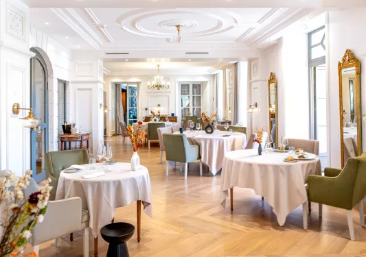 modern ballroom with dining room tables and chairs