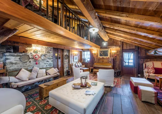 Wooden cottage lobby with white cushioned seats