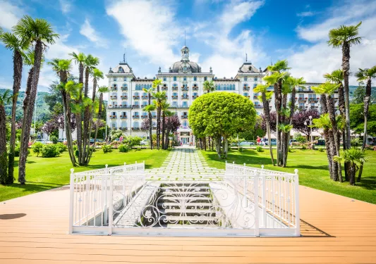 grand entrance to hotel with trees 