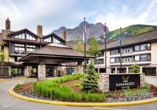 Roundabout in front of a hotel building with a stone sign