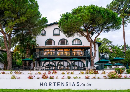 Exterior view of Hortnesias du Lac hotel building