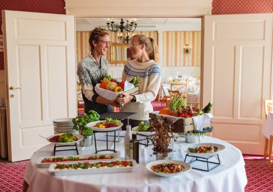 two leaders present a picnic