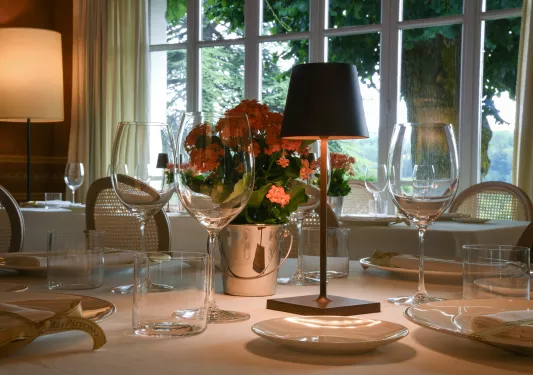 Table with wine glasses and a mini lamp illuminating the table