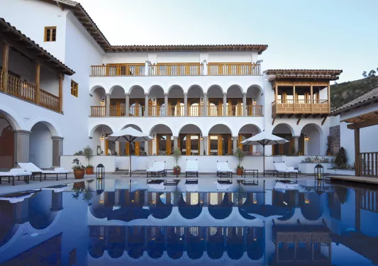 Exterior of Hotel Belmond with pool