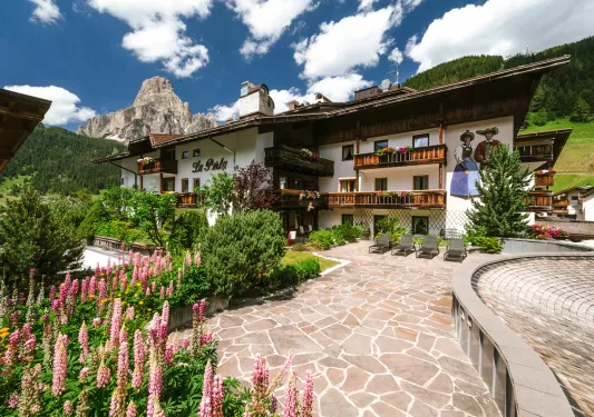 exterior of hotel la perla