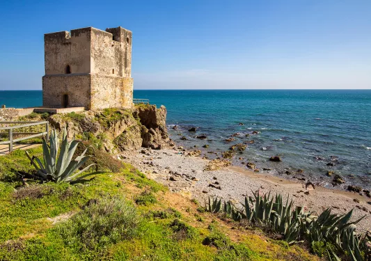 Small, castle-like ruin next to the ocean