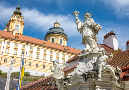 Large church statues with a palace in the background